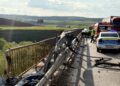 Accident rutier pe DN17, între Stroiești și Ilișești. Un autoturism a lovit un parapet de protecție. Șoferul a rămas încarcerat