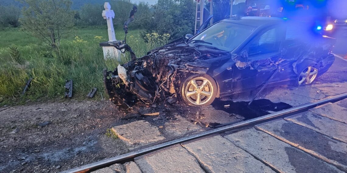 Autoturism lovit de tren pe raza localității Păltinoasa. Ocupanții autoturismului au refuzat transportul la spital