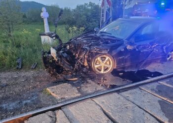 Autoturism lovit de tren pe raza localității Păltinoasa. Ocupanții autoturismului au refuzat transportul la spital
