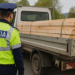 O femeie care transporta 1,18 metri cubi de cherestea ilegal prin Capu Codrului a fost amendată cu aproape 4.000 de lei. Lemnul a fost confiscat, iar autoutilitara imobilizată