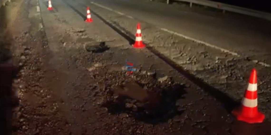 Șase șoferi și-au distrus mașinile într-un crater de pe șoseaua de centură a Sucevei, aseară. Administratorul drumului va fi sancționat contravențional