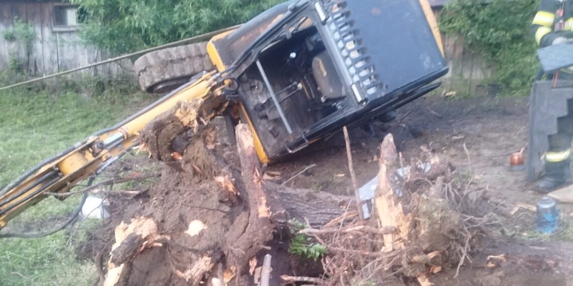 Muncitor prins sub un excavator răsturnat la Rădășeni. Victima scotea niște pomi