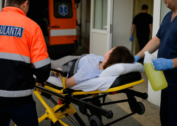 Femeie din Rădăuți, transportată la spital după ce a băut clor și alcool în urma unor probleme personale