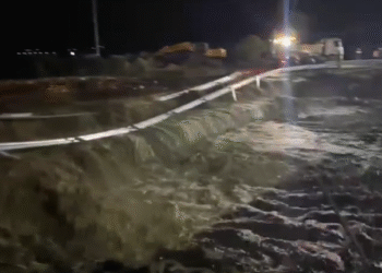 Noapte albă pentru pompierii din Suceava, după ce pârâul Rășca a ieșit din matcă la Fântâna Mare. Trei gospodării au fost inundate