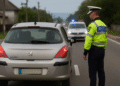 Fără permis, la volanul unei mașini fără asigurare, tras pe dreapta după ce a fost prins cu viteză în localitate