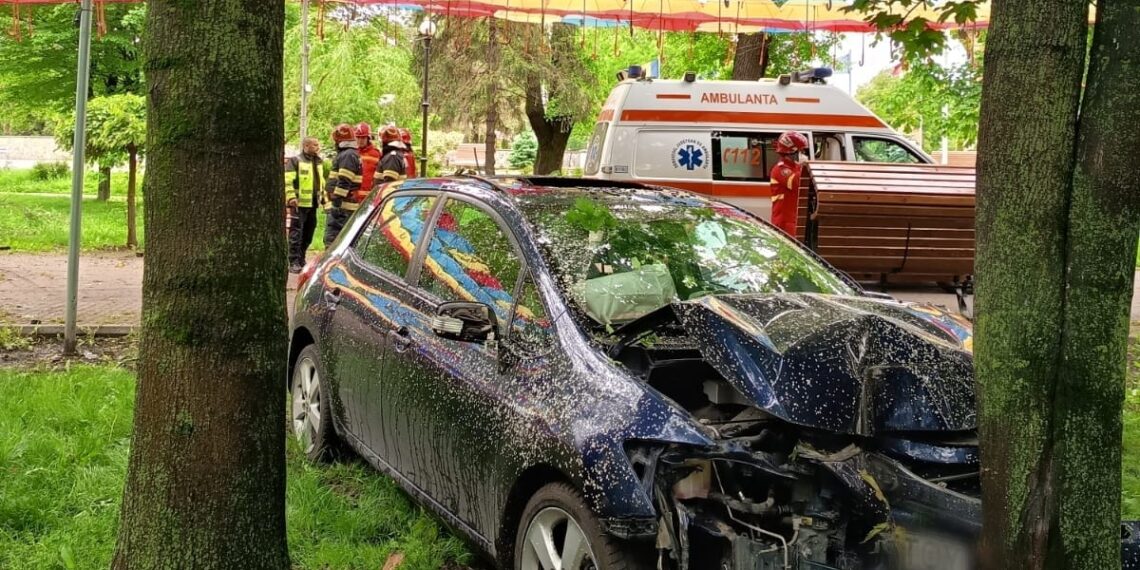 Autoturism ieșit în afara drumului, în centrul Rădăuțiului. Șoferul a fost transportat la spital