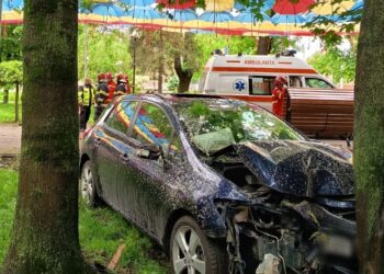 Autoturism ieșit în afara drumului, în centrul Rădăuțiului. Șoferul a fost transportat la spital