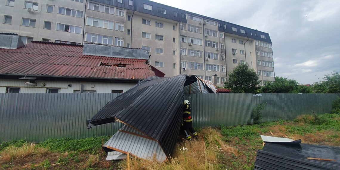 Acoperișul unui bloc din Burdujeni a fost smuls de vânt și a distrus o casă de pe strada Gheorghe Doja