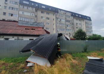 Acoperișul unui bloc din Burdujeni a fost smuls de vânt și a distrus o casă de pe strada Gheorghe Doja