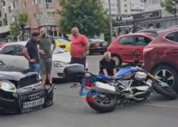 Motociclist ajuns la spital după ce un șofer botoșănean a ieșit cu tupeu din parcare. Victima, proiectată în două autoturisme care circulau regulamentar