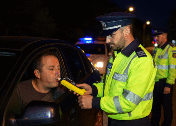 Bețivi la volan, trași pe dreapta în plină zi pe străzile din Suceava. Doi șoferi au fost prinși de polițiști cu alcoolemii de peste 0,50 mg/l