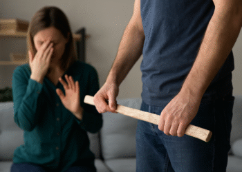 Romeo din Comănești și-a „educat” soția cu un lemn pentru că nu voia să facă curat și țipa la el. Femeia a refuzat ordinul de protecție, spunând că n-a vrut s-o lovească