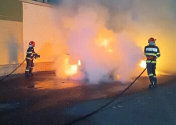 Pompierii au intervenit pentru stingerea unui autoturism cuprins de flăcări, la ora 3.00, în Dornești