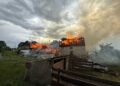 Incendiu violent în Bălăceana, provocat de trăsnet. O șură și un grajd au ars în totalitate