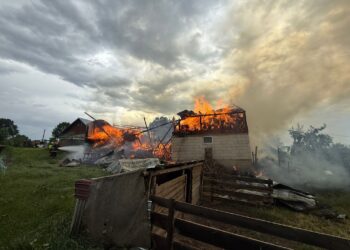 Incendiu violent în Bălăceana, provocat de trăsnet. O șură și un grajd au ars în totalitate