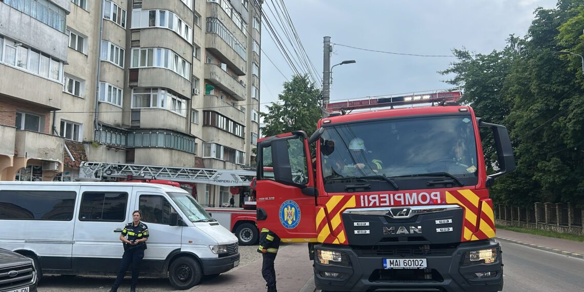 Incendiu la etajul 7 al unui bloc din Burdujeni, provocat de foc deschis în spațiu închis. 25 de persoane s-au evacuat, un bărbat a fost dus la spital
