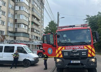 Incendiu la etajul 7 al unui bloc din Burdujeni, provocat de foc deschis în spațiu închis. 25 de persoane s-au evacuat, un bărbat a fost dus la spital