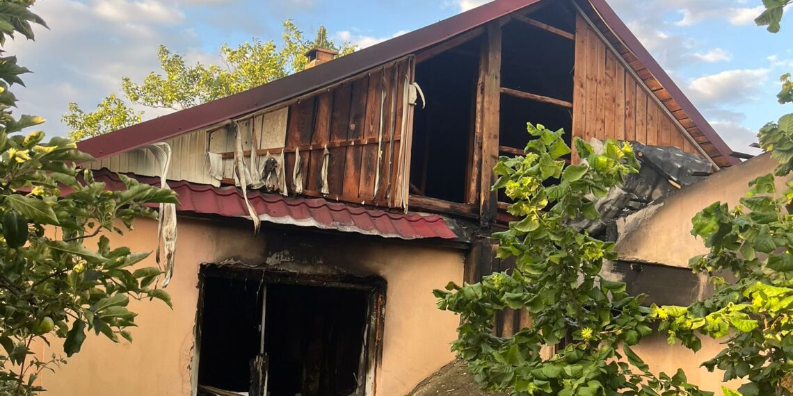 Incendiu izbucnit la o casă din Corocăiești, din cauza unui scurtcircuit