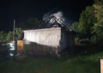 Casă de locuit incendiată intenționat în Drăgușeni