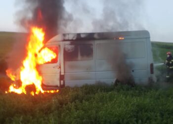 Un chefliu a dat foc unui microbuz abandonat pe un câmp din Calafindești