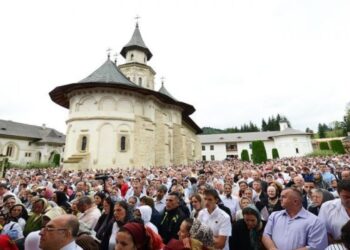 Furt în toiul pelerinajului! Ieșean prins cu ajutorul funcției de localizare, după ce a furat trei telefoane și un portofel lângă Mănăstirea ”Sf. Ioan cel Nou” din Suceava
