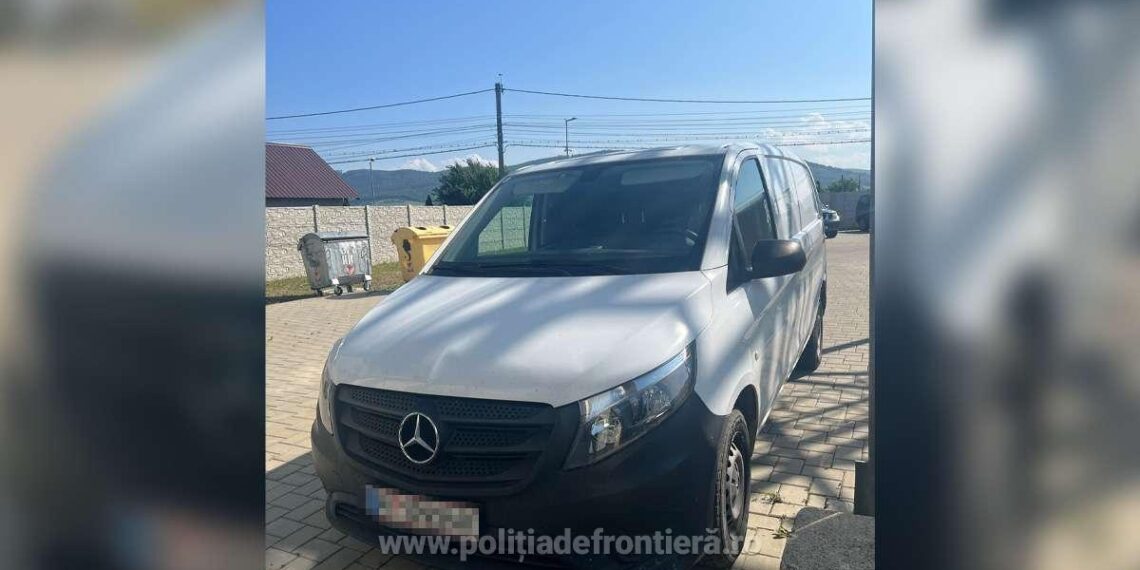 Microbuz furat recent din Austria, descoperit de polițiștii de frontieră la un imobil din Vicovu de Jos
