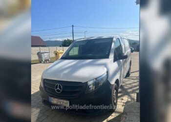 Microbuz furat recent din Austria, descoperit de polițiștii de frontieră la un imobil din Vicovu de Jos