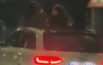 Șoferiță amendată cu 1.215 lei pentru că plimba trei tinere cocoțate pe trapa mașinii, pe o stradă din Suceava