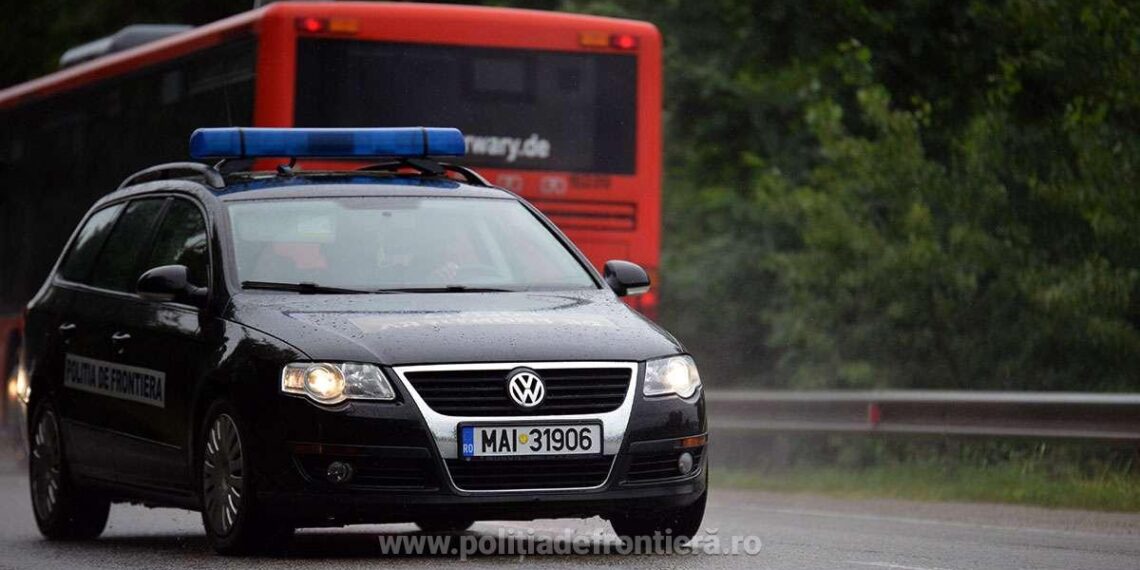 Maşină fără plăcuţe de înmatriculare depistată în trafic, în Valea Brodinei