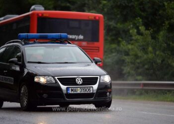 Maşină fără plăcuţe de înmatriculare depistată în trafic, în Valea Brodinei
