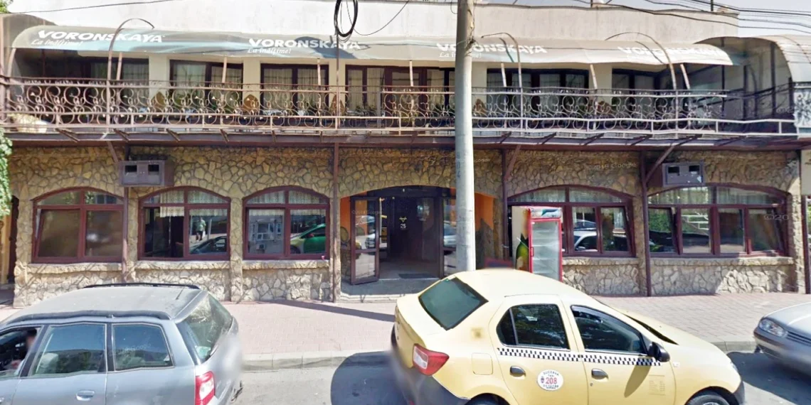 Restaurantul ”La Victor” din Burdujeni, călcat de polițiști. Articole pirotehnice scoase la vânzare, autorizație expirată, angajați ”la negru” și persoane care fumau în interiorul unității