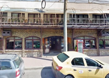 Restaurantul ”La Victor” din Burdujeni, călcat de polițiști. Articole pirotehnice scoase la vânzare, autorizație expirată, angajați ”la negru” și persoane care fumau în interiorul unității