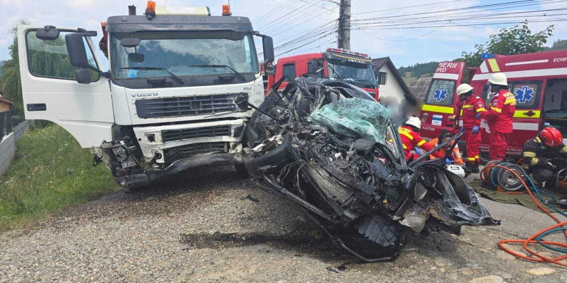 Impact devastator între o autobasculantă și un autoturism, în Doroteia. O femeie și-a pierdut viața