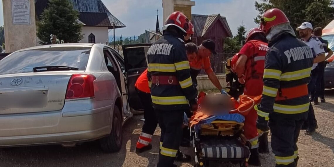 Trei persoane au ajuns la spital după ce mașina în care se aflau s-a izbit într-un stâlp, în Rădăuți