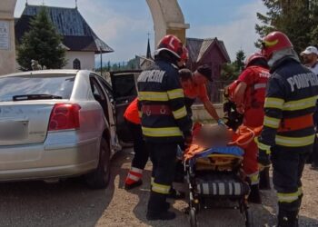 Trei persoane au ajuns la spital după ce mașina în care se aflau s-a izbit într-un stâlp, în Rădăuți