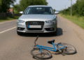 O biciclistă de 73 de ani a ajuns la spital cu traumatism cranian, după ce a virat fără să se asigure și a fost lovită de o mașină
