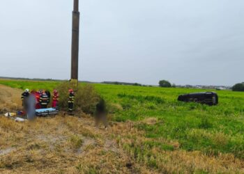 Șoferul unui Porsche a ajuns la spital după ce s-a răsturnat cu mașina pe raza localității Dornești. A pierdut controlul autoturismului în timpul unei depășiri