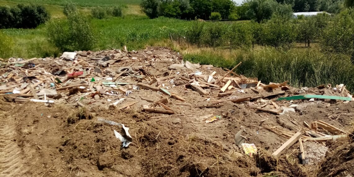 Amendă de 6.000 de lei pentru un sucevean care a aruncat moloz și lemne pe un teren privat