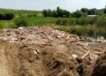 Amendă de 6.000 de lei pentru un sucevean care a aruncat moloz și lemne pe un teren privat