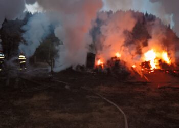 Un bătrân și-a incendiat locuința și s-a împușcat, supărat că fiicele sale sunt plecate în străinătate și nu mai țin legătura cu el. A lăsat vorbă în sat că nu va lăsa nimic moștenire nimănui