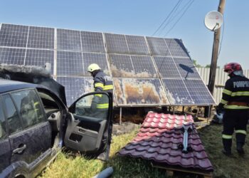 Explozie la o baterie de panouri solare, urmată de incendiu, în curtea unei gospodării din Siminicea. Prejudiciul a fost estimat la circa 10.000 de lei