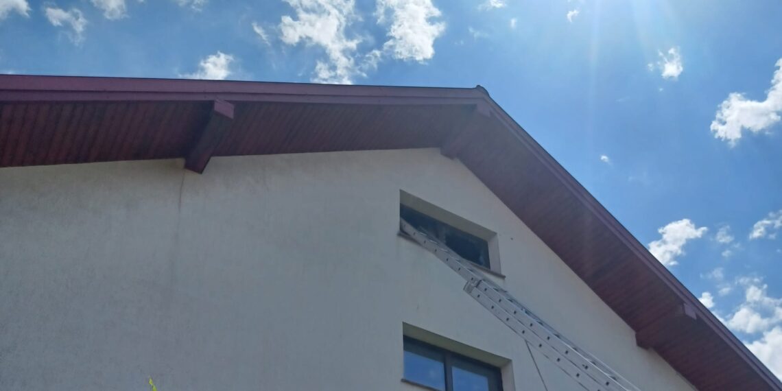 Incendiu într-o casă din Sf. Ilie. Tânăr de 22 de ani salvat de pompieri de la etaj, intoxicat cu fum și rănit. O femeie de 76 de ani, preluată cu atac de panică