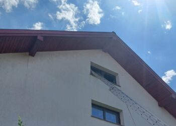 Incendiu într-o casă din Sf. Ilie. Tânăr de 22 de ani salvat de pompieri de la etaj, intoxicat cu fum și rănit. O femeie de 76 de ani, preluată cu atac de panică