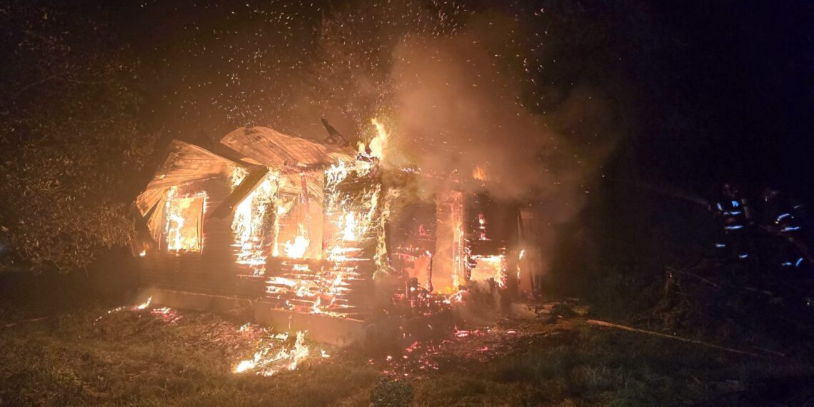 Detalii despre incendiul care a mistuit o casă din Voievodeasa. Locuința era alimentată ilegal cu curent electric