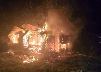 Detalii despre incendiul care a mistuit o casă din Voievodeasa. Locuința era alimentată ilegal cu curent electric