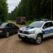 Intimidare în stil mafiot sau doar pură prostie? Mașină de poliție lovită de tovarășul fratelui unui individ prins transportând ilegal material lemnos. Polițiștii păzeau camionul indisponibilizat