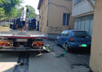 Poliția Locală Suceava a mai ridicat o mașină abandonată, în urma sesizărilor cetățenilor