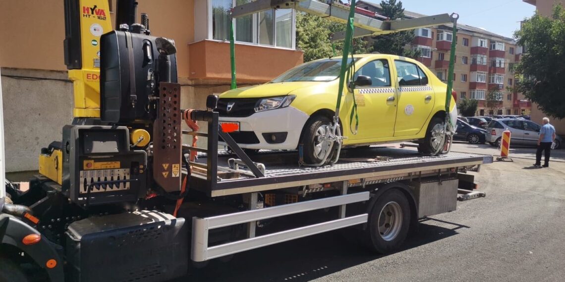 Surpriză pentru un taximetrist miserupist. Poliția Locală Suceava i-a ridicat mașina parcată de-a-n boulea într-o intersecție din Burdujeni