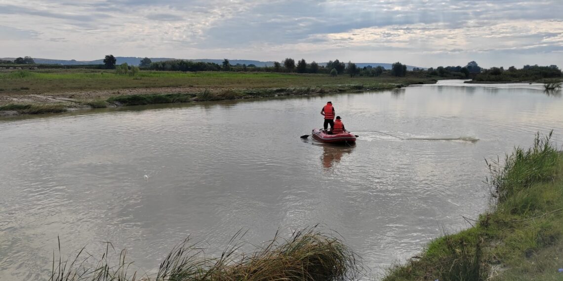 Dispărut în noapte, găsit dimineața în apă. Trupul unui bătrân din Milișăuți, scos din râul Suceava