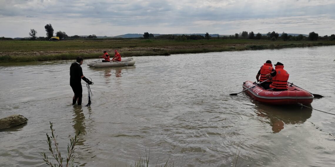 Dispărut în noapte, găsit dimineața în apă. Trupul unui bătrân din Milișăuți, scos din râul Suceava
